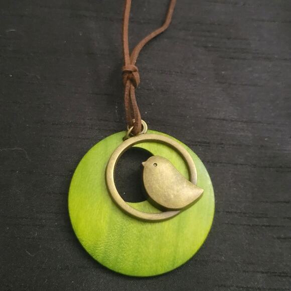 Cute little bird bronze and green background pendant necklace - Picture 3 of 3